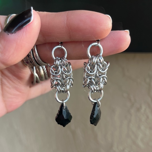 Handmade maille dangly stainless steel earrings with black austrian crystals - Picture 15 of 16